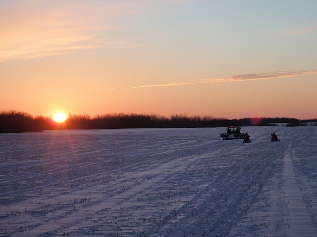 Snowtraxx Groomer meets Riders on Trail