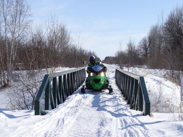 The trail goes over a walking bridge...