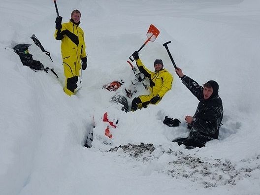 Buddies with shovels