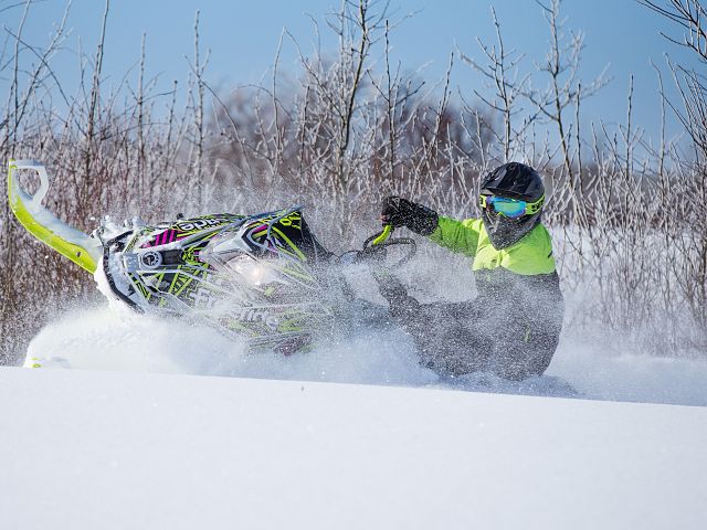 My broth carving his Freeride.